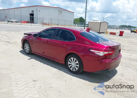 2020 Toyota Camry Le Hybrid z USA, uszkodzony, nr VIN 4T1E31AK7LU014070